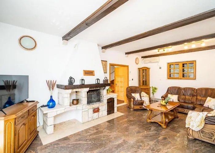 Three Bedroom Surrounded By Nature With Pool *