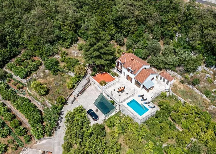 Three Bedroom Surrounded By Nature With Pool Βίλα