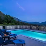 Three Bedroom Surrounded By Nature With Pool Gruda