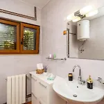 Three Bedroom Surrounded By Nature With Pool