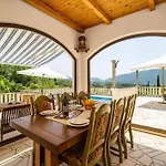 Βίλα Three Bedroom Surrounded By Nature With Pool