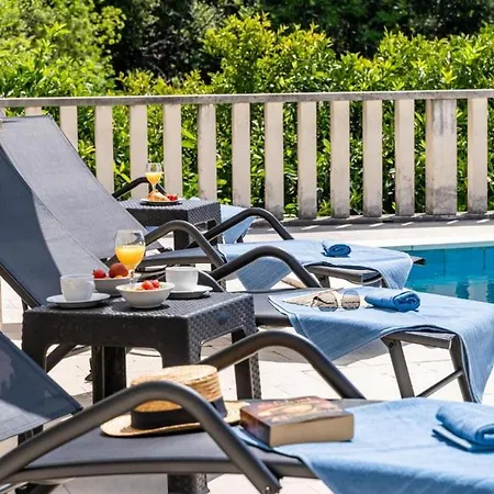 Three Bedroom Surrounded By Nature With Pool *