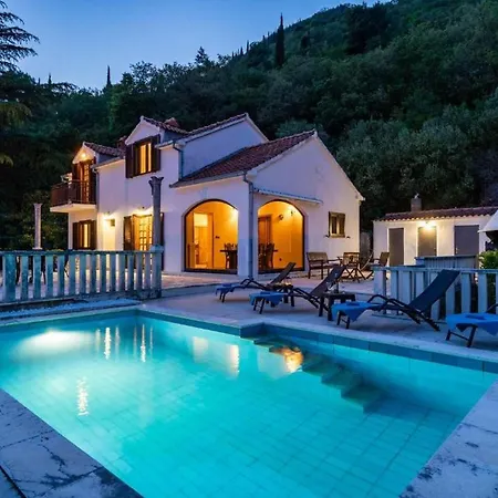 Three Bedroom Surrounded By Nature With Pool וילה *