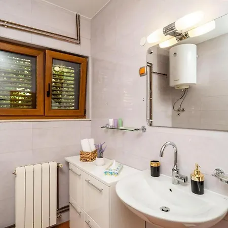 Three Bedroom Surrounded By Nature With Pool