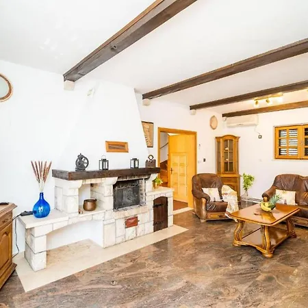 Three Bedroom Surrounded By Nature With Pool *