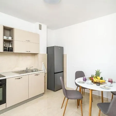 Three Bedroom Surrounded By Nature With Pool Gruda