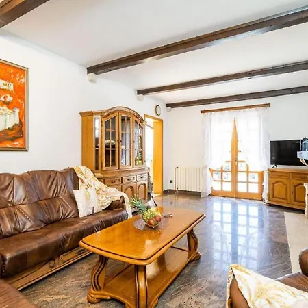 Three Bedroom Surrounded By Nature With Pool