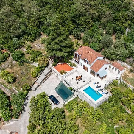 Three Bedroom Surrounded By Nature With Pool Βίλα