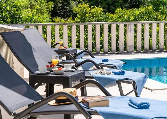 Three Bedroom Surrounded By Nature With Pool *