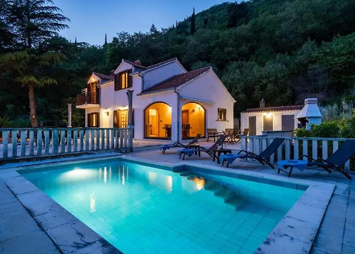 Three Bedroom Surrounded By Nature With Pool Villa *