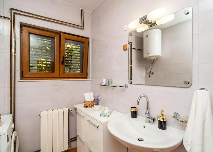 Three Bedroom Surrounded By Nature With Pool