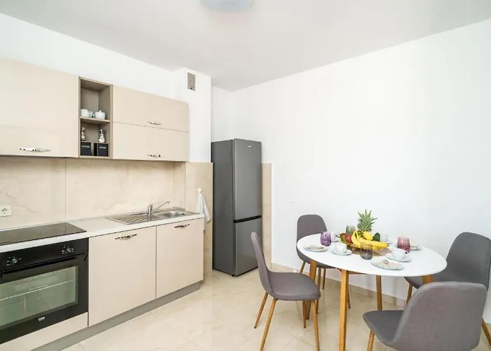 Three Bedroom Surrounded By Nature With Pool Gruda