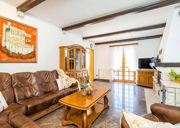 Three Bedroom Surrounded By Nature With Pool