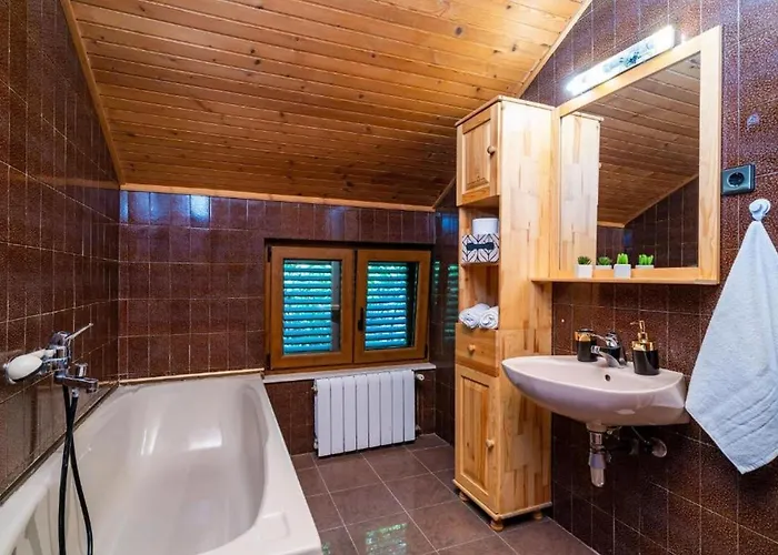 Villa Three Bedroom Surrounded By Nature With Pool *