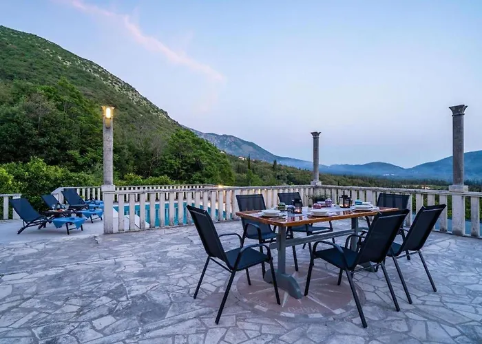 Villa Three Bedroom Surrounded By Nature With Pool *